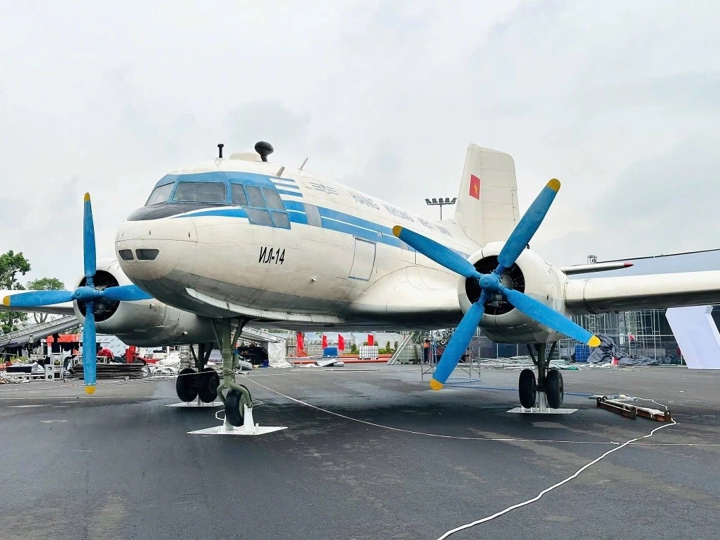 Chiếc máy bay IL-14 từng phục vụ các chuyến bay chở Chủ tịch Hồ được trưng bày tại Triển lãm thành tựu đất nước. Ảnh: Phương Linh