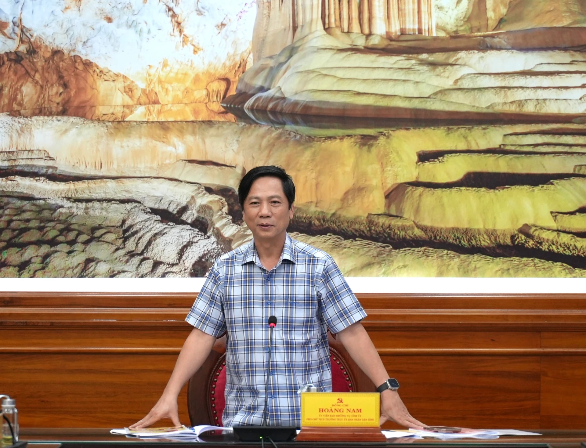 Phó Chủ tịch Thường trực UBND tỉnh Hoàng Nam cho ý kiến về công tác tổ chức Đại hội Đảng bộ UBND tỉnh- Ảnh: T.Đ

