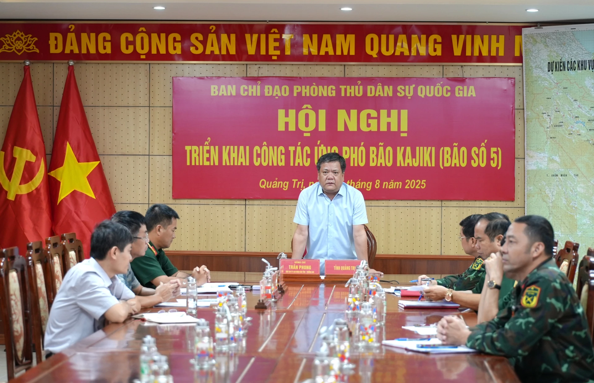 Chủ tịch UBND tỉnh Quảng Trị Trần Phong phát biểu tại cuộc họp - Ảnh: Trung Đức