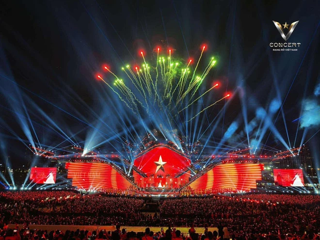 Tối 9/8, chương trình V Concert-Rạng rỡ Việt Nam do Đài Truyền hình Việt Nam sản xuất đã chính thức diễn ra tại Trung tâm Triển lãm Việt Nam, với sự tham gia của hàng vạn khán giả.