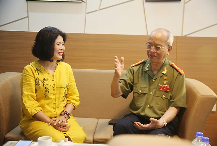 Nhà văn Như Bình trò chuyện với GS.TS Trình Quang Phú.
