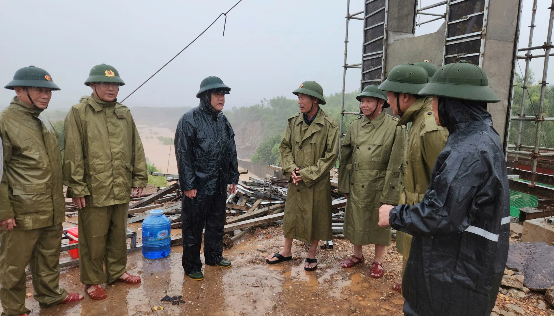 Chủ tịch UBND tỉnh Trần Phong kiểm tra công trình hồ chứa nước Vực Tròn ở xã Hòa Trạch - Ảnh: Trung Đức