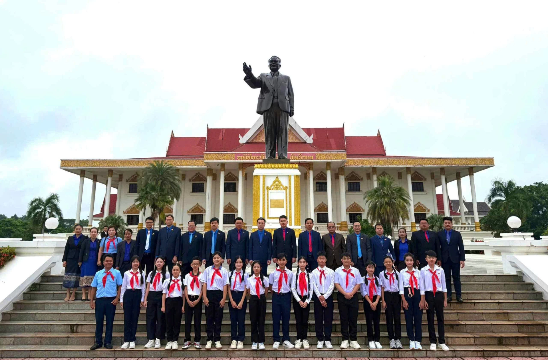 Các đại biểu tham dự chương trình Gặp gỡ hữu nghị thanh thiếu nhi Việt Nam-Lào chụp ảnh lưu niệm -Ảnh: NVCC