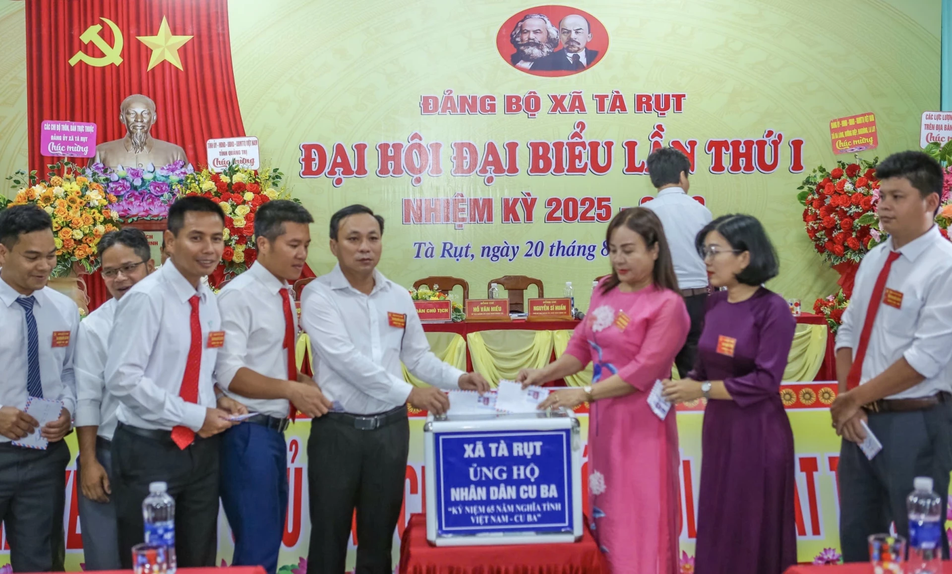Các đại biểu quyên góp ủng hộ Nhân dân Cuba 