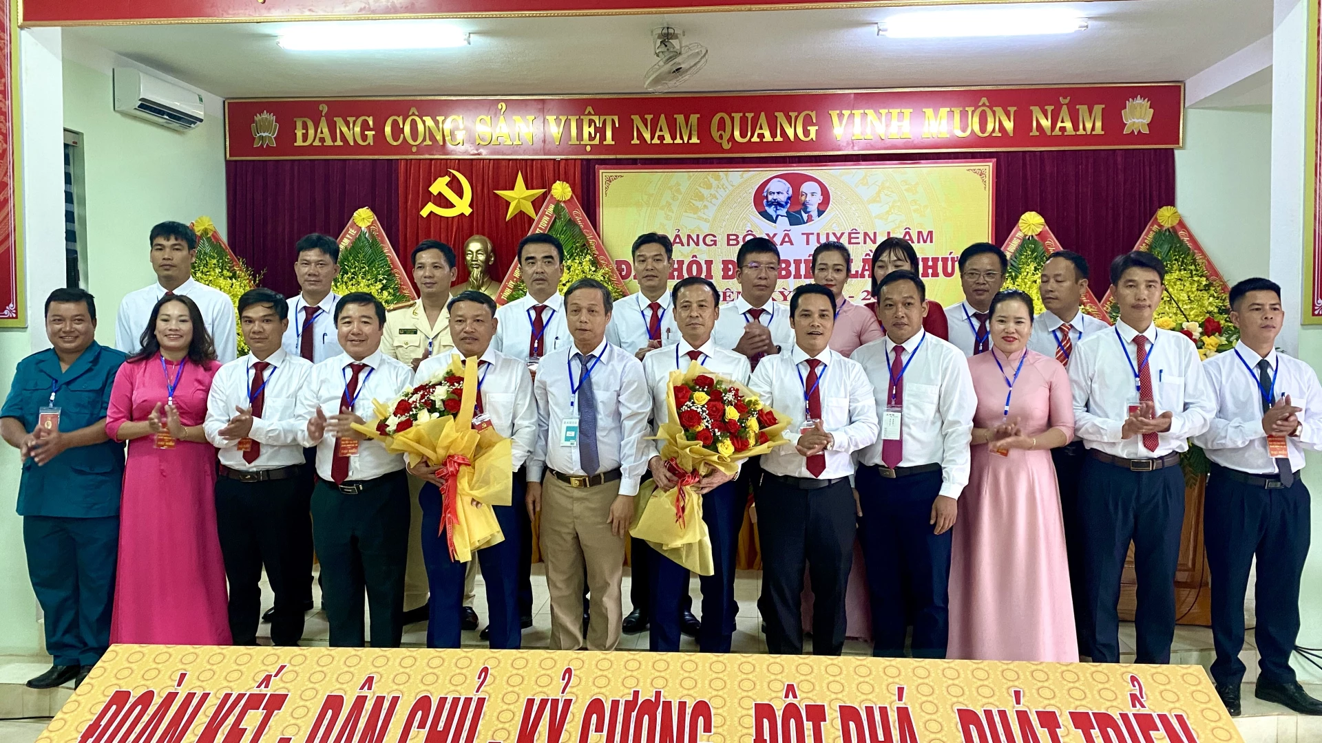 Lãnh đạo tỉnh tặng hoa chúc mừng Ban Chấp hành Đảng bộ xã Tuyên Lâm, nhiệm kỳ 2025-2030 - Ảnh: H.N