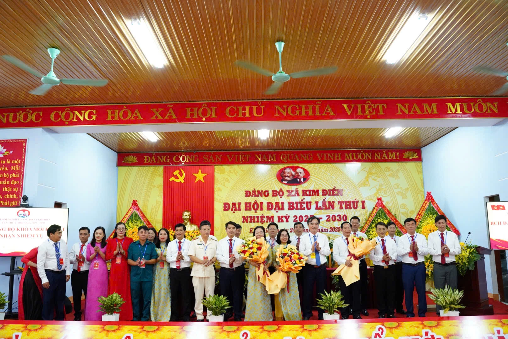 Chánh Thanh tra Tỉnh uỷ Nguyễn Lương Bình tặng hoa chúc mừng Ban Chấp hành Đảng bộ xã Kim Điền, nhiệm kỳ 2025 - 2030 - Ảnh: H.L