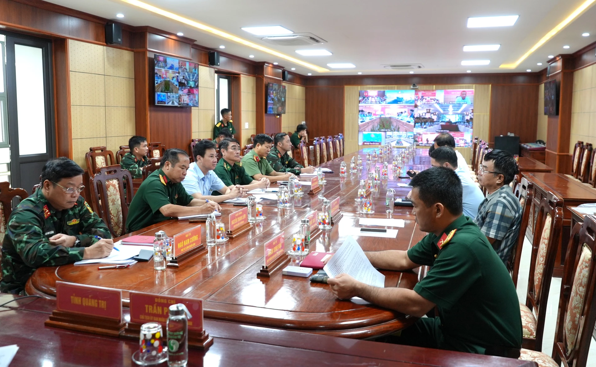 Các đại biểu tại điểm cầu Quảng Trị nghe ý kiến chỉ đạo của Phó Thủ tướng Chính phủ Trần Hồng Hà - Ảnh: Trung Đức