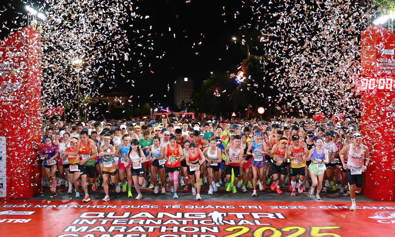 Không khí sôi động tại vạch xuất phát Quang Tri International Marathon 2025, nơi quy tụ hơn 3.000 vận động viên trong và ngoài nước.