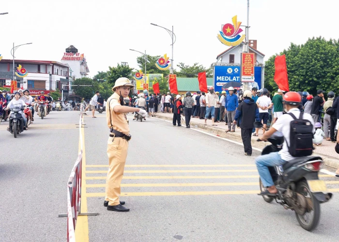 Bảo đảm an toàn giao thông lễ hội đua, bơi thuyền truyền thống trên sông Kiến Giang