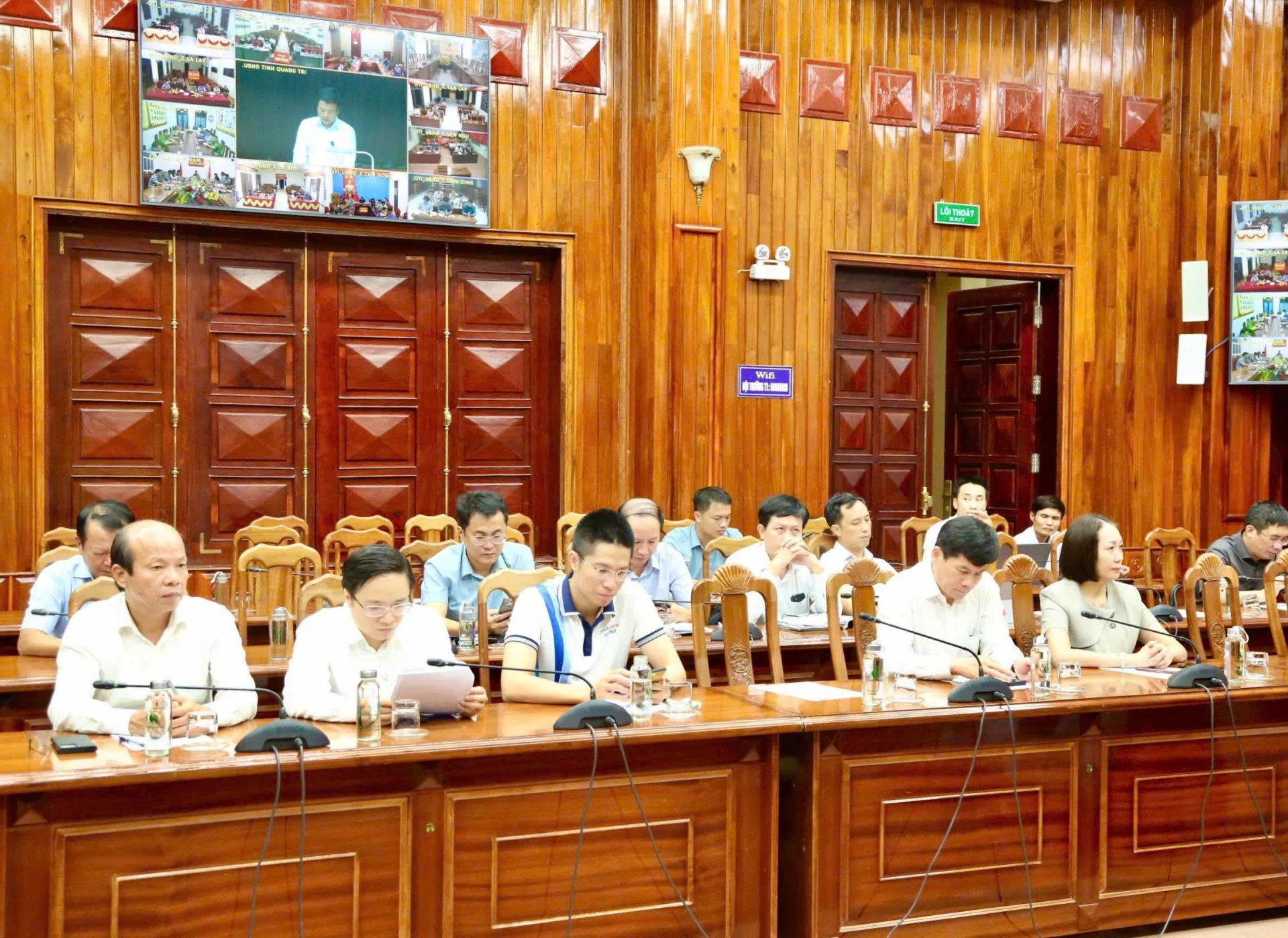 Các đồng chí trong Ban Thường vụ Tỉnh ủy, Thường trực UBND tỉnh, Thường trực Ban chỉ huy phòng thủ dân sự tỉnh và các thành viên Ban chỉ huy phòng thủ dân sự tỉnh dự hội nghị - Ảnh: M.Đ