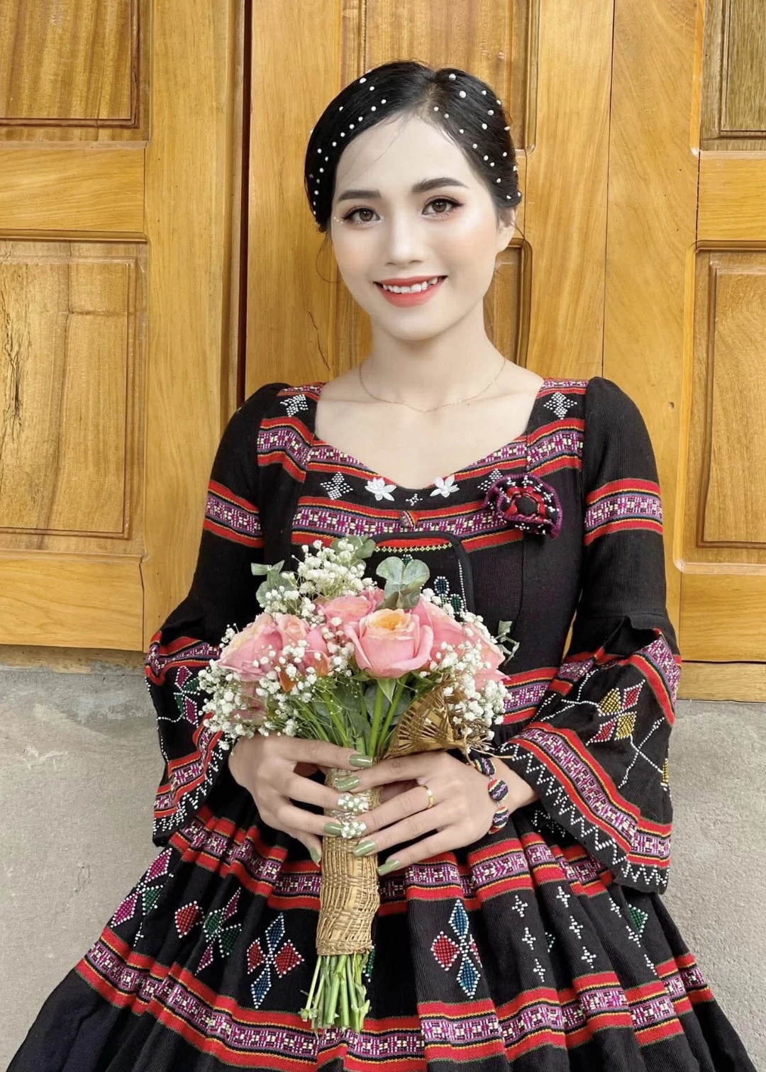 Cô dâu trong trang phục cưới cách tân trên nền vải thổ cẩm và bản sắc của người Pa Kô -  Ảnh: K.S