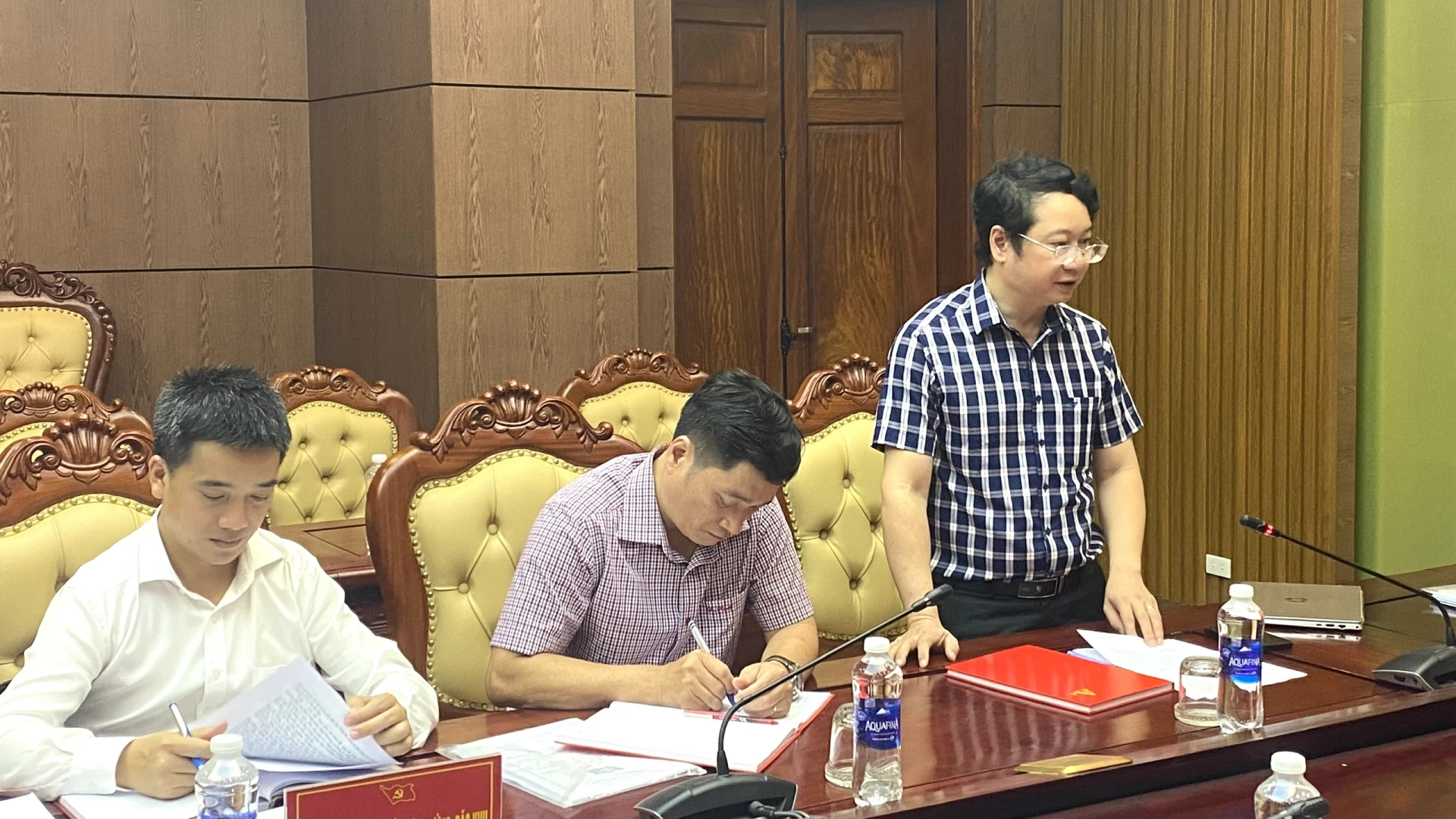 Thường trực Đảng ủy xã Diên Sanh báo cáo công tác chuẩn bị đại hội - Ảnh: NL