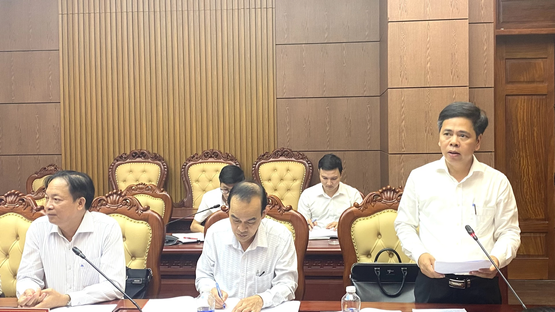 Thường trực Đảng ủy xã Mỹ Thủy báo cáo công tác chuẩn bị đại hội -Ảnh: NL