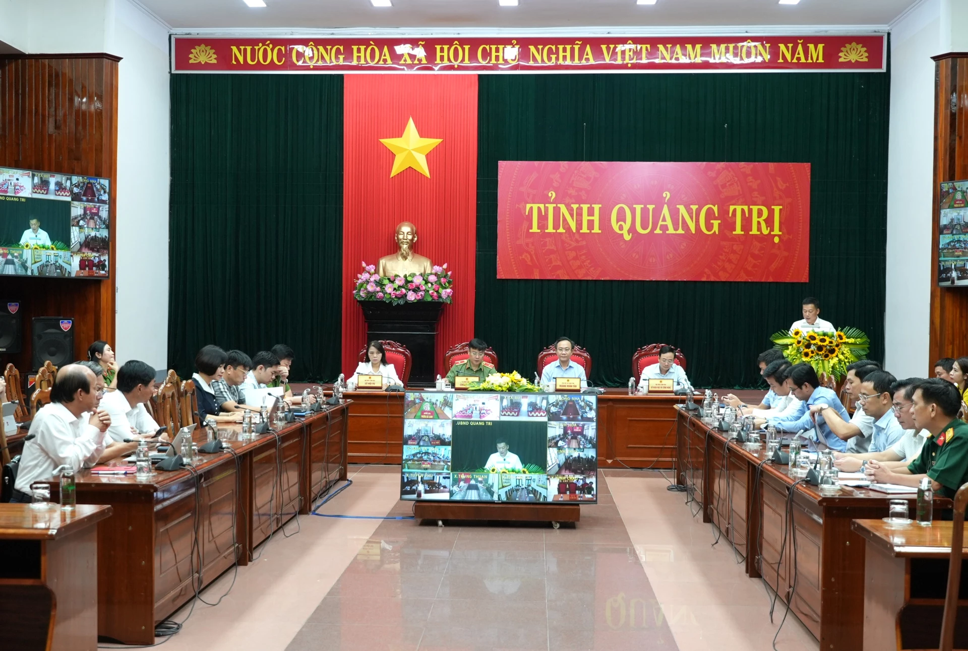 Quang cảnh phiên họp tại điểm cầu UBND tỉnh - Ảnh: Trung Đức