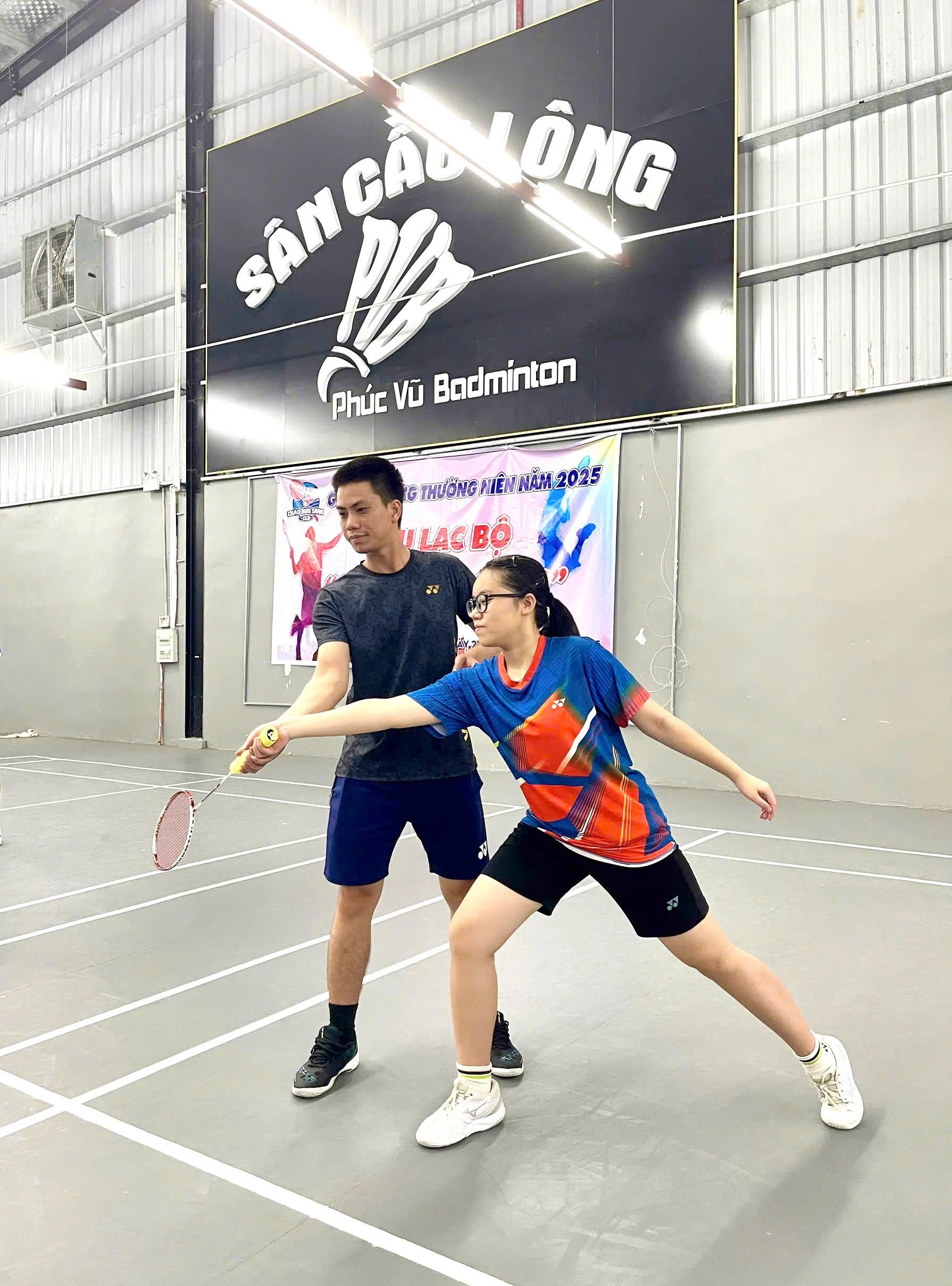 Anh Trần Quốc Đạt hướng dẫn kỹ thuật cho thành viên trẻ của CLB Quốc Đạt Badminton - Ảnh: D.C 
