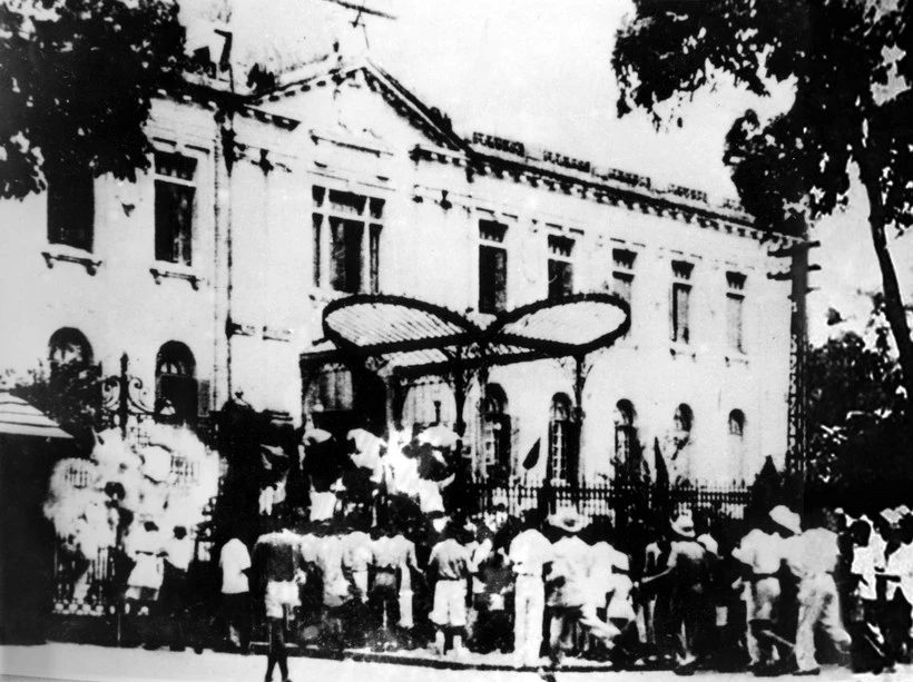 Ngày 19/8/1945, sau cuộc mít tinh tại Quảng trường Nhà hát Lớn, quần chúng nhân dân Thủ đô đã đánh chiếm Bắc Bộ phủ, cơ quan đầu não của chính quyền tay sai Pháp ở Bắc Bộ. (Ảnh: Tư liệu TTXVN)