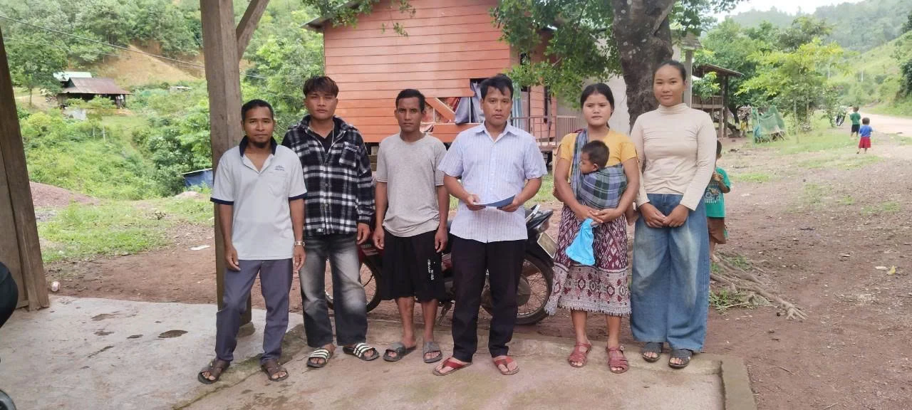 Ông Hồ Văn Mừng (thứ 3 từ phải sang), chủ “Địa chỉ tin cậy” thôn Tân Đi 3, xã Tà Rụt đang tổ chức truyền thông nhóm nhỏ về phòng chống bạo lực gia đình - Ảnh: P.T