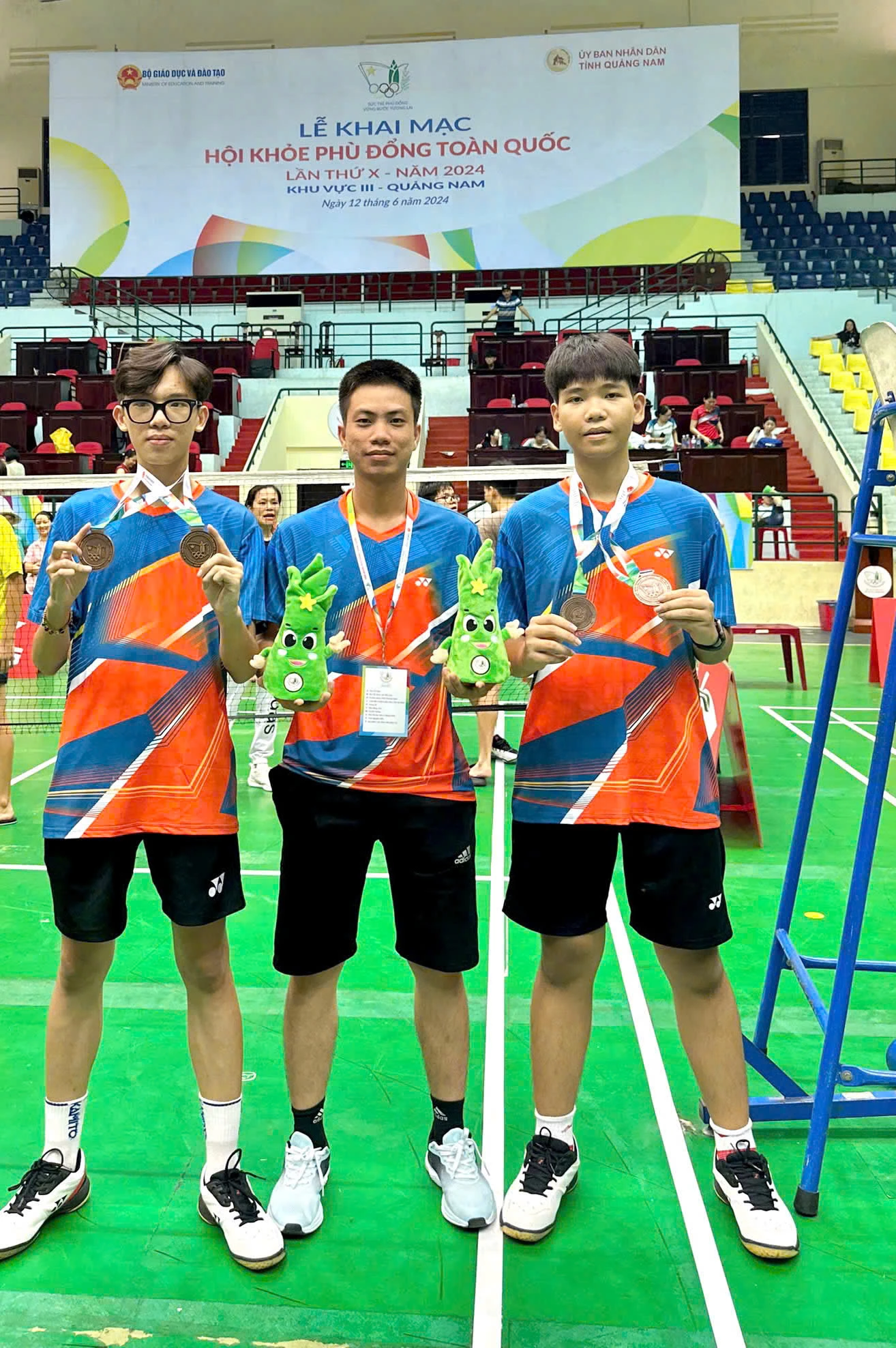 HLV Trần Quốc Đạt cùng các học trò tại Hội khỏe Phù Đổng toàn quốc năm 2024 - Ảnh: NVCC 