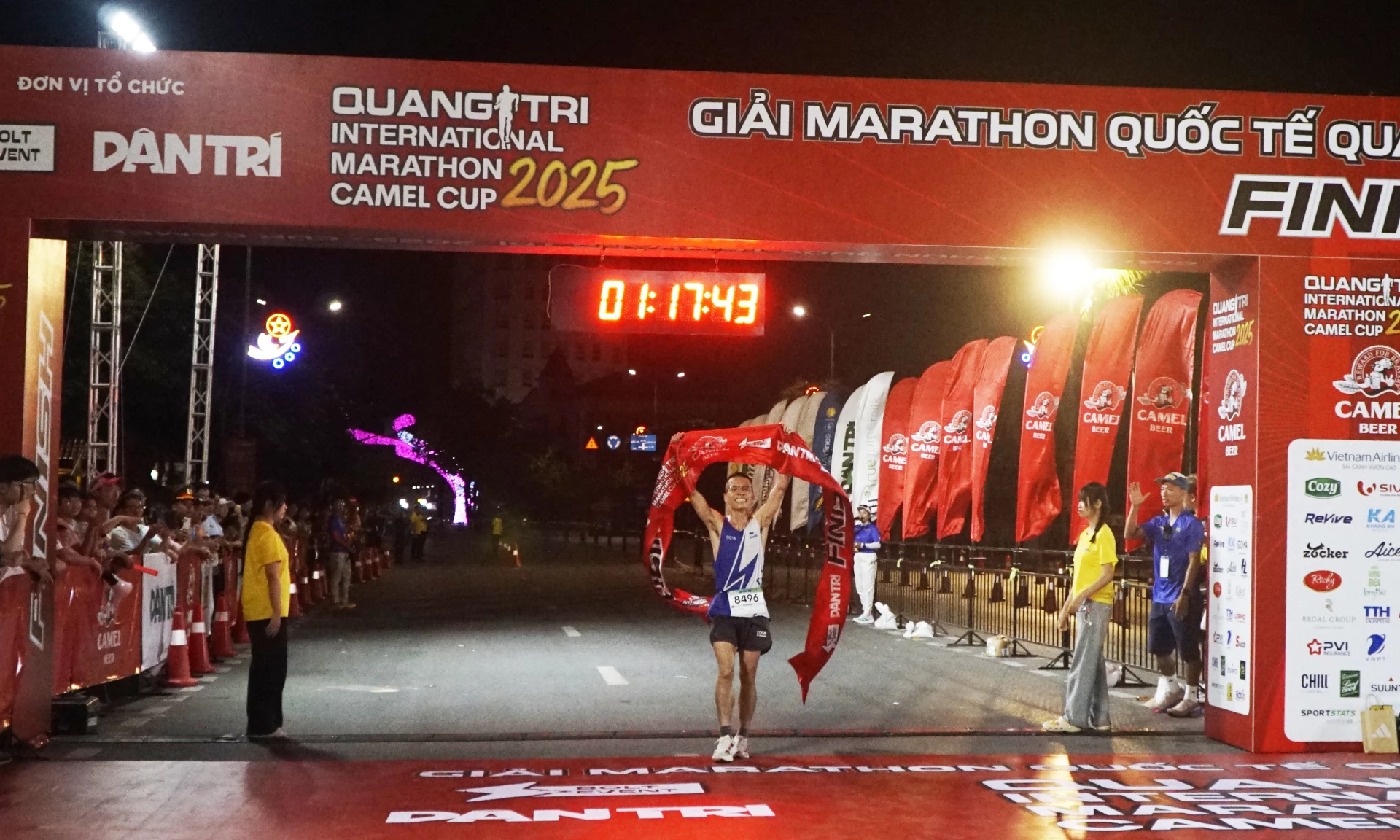 Phạm Ngọc Hoàng xuất sắc giành giải Nhất cự ly 21km tại Quang Tri International Marathon 2025.