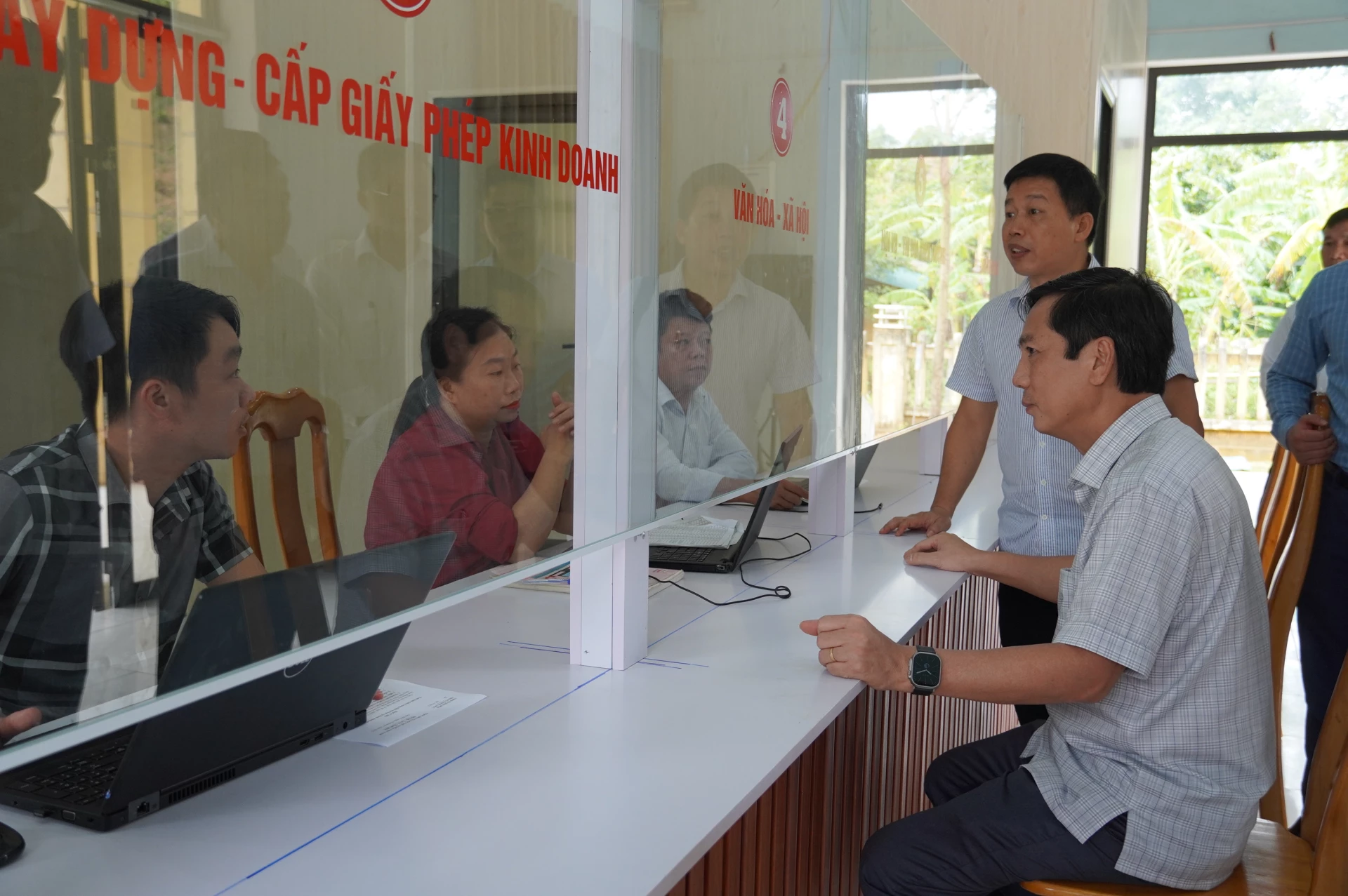 Phó Chủ tịch UBND tỉnh Hoàng Nam thăm, kiểm tra hoạt động chính quyền địa phương 2 cấp ở xã Dân Hóa.