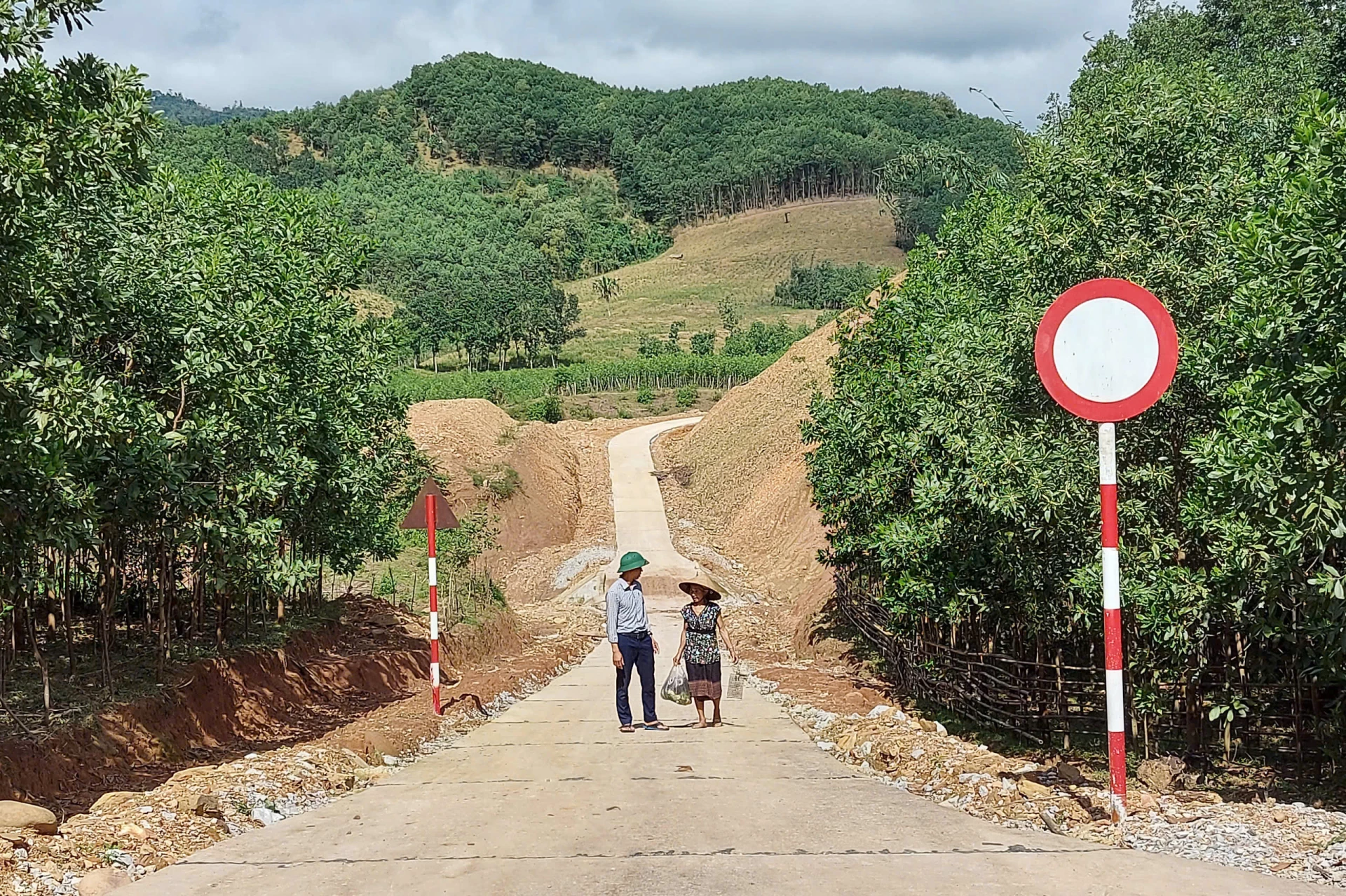 Hạ tầng giao thông kết nối tới trung tâm các bản làng ở xã biên giới Dân Hóa.