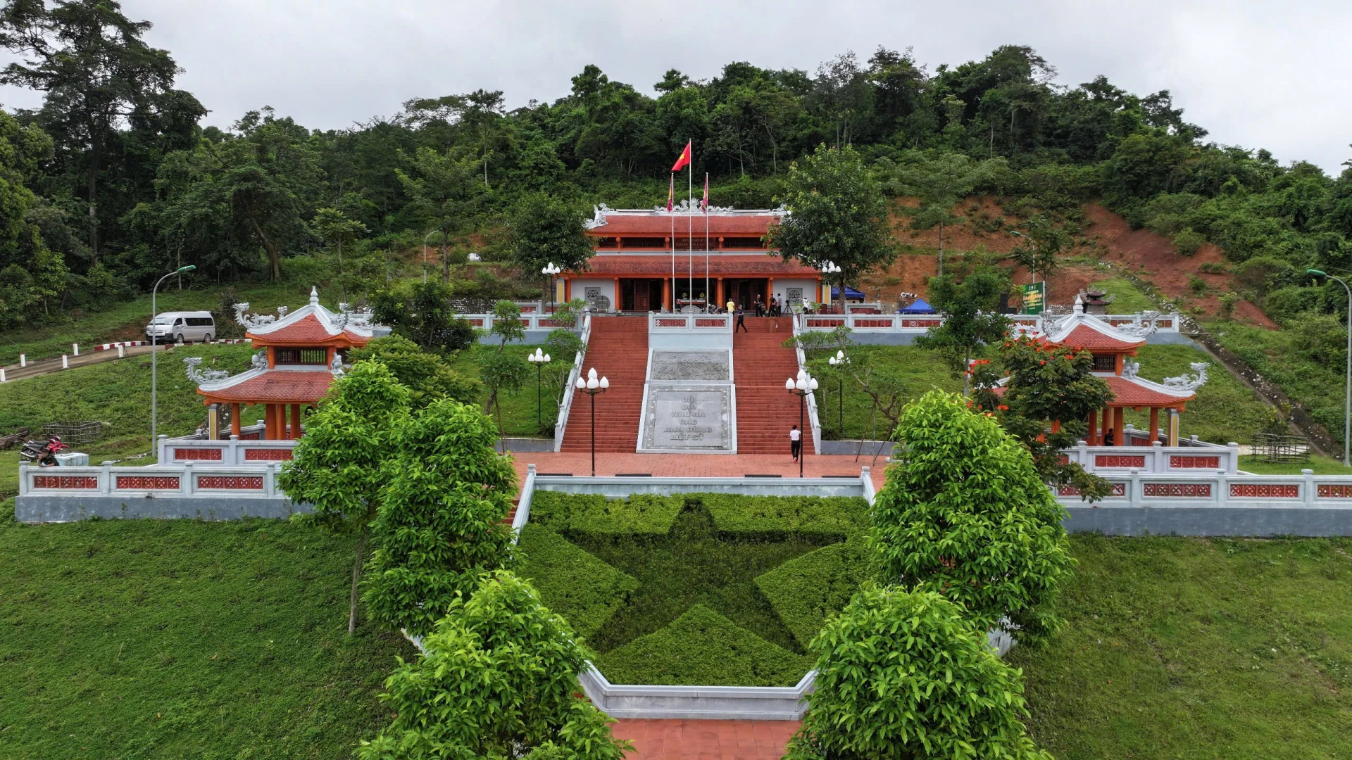 Đền tưởng niệm liệt sĩ Trường Sơn đường 20 Quyết Thắng, trọng điểm Cà Roòng-ATP. Ảnh: Phú Sơn.