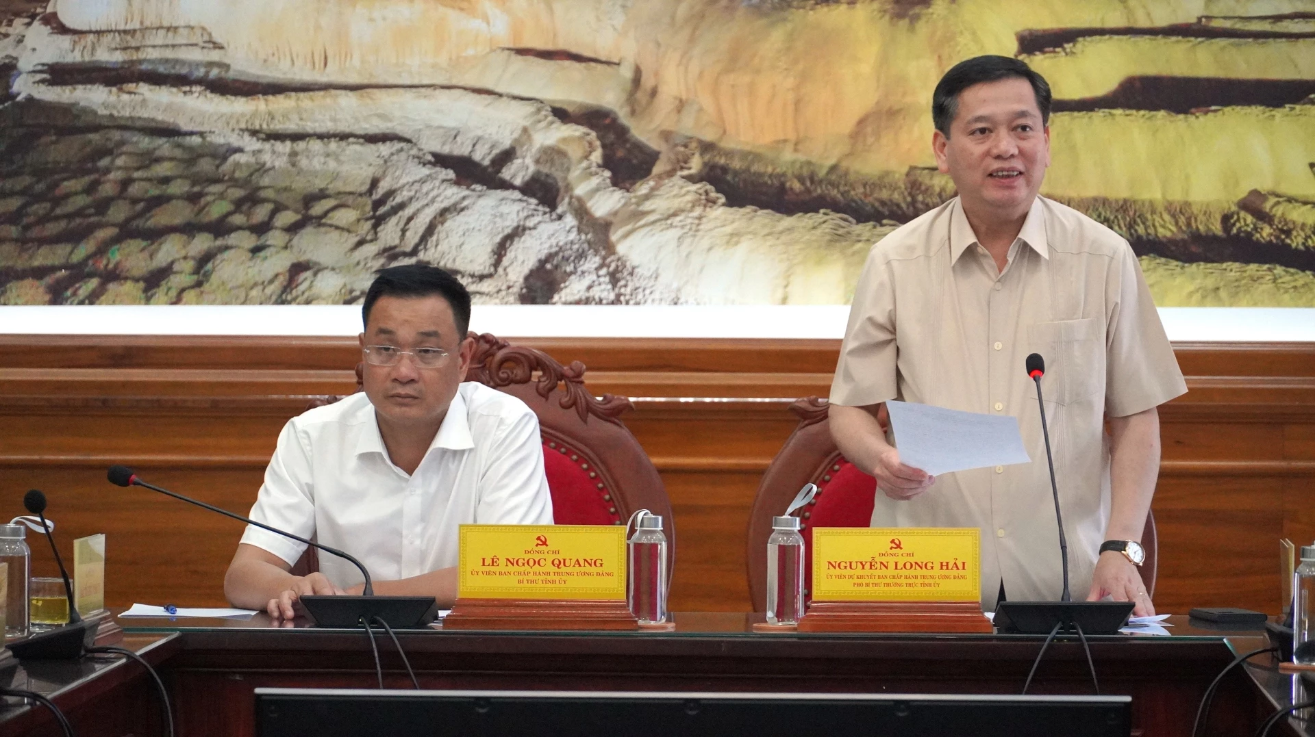 Phó Bí thư Thường trực Tỉnh ủy Nguyễn Long Hải điều hành thảo luận- Ảnh: QV

