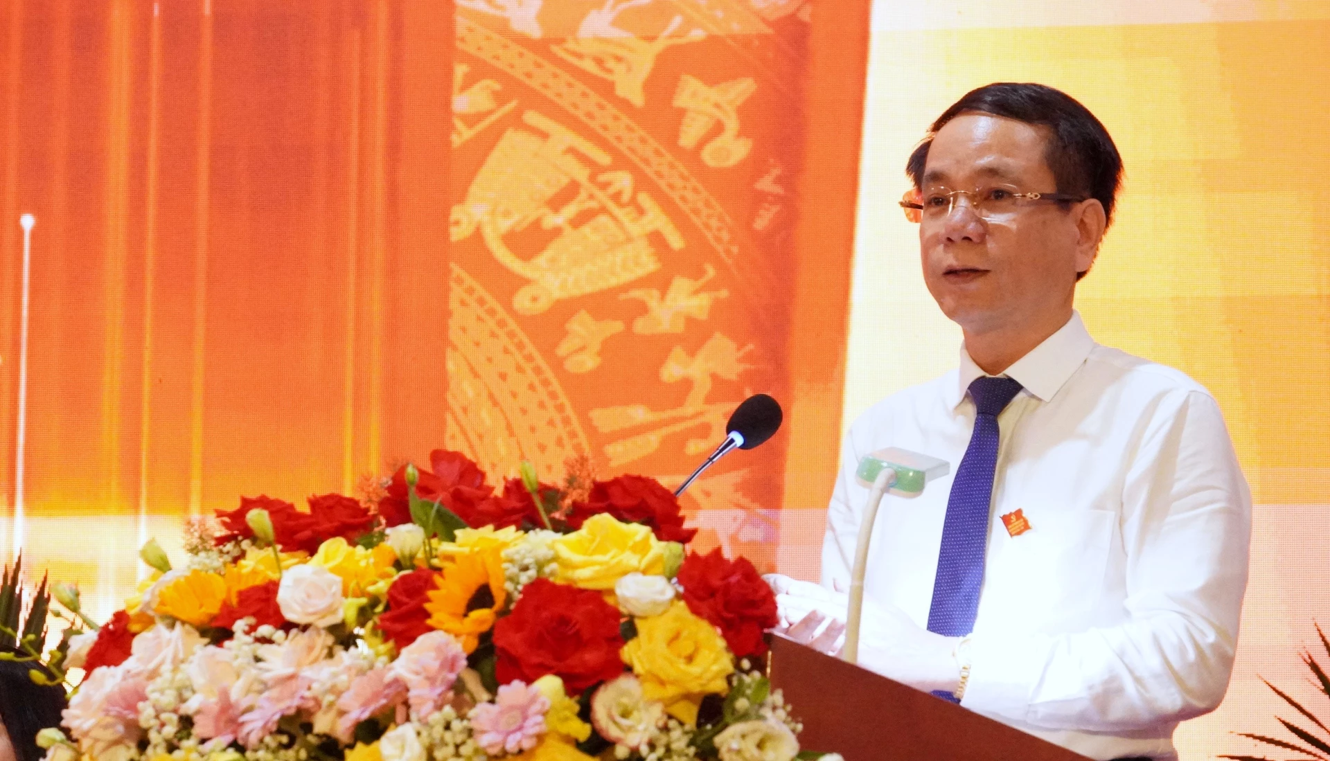 Ủy viên Ban Thường vụ Tỉnh ủy, Bí thư Đảng ủy phường Ba Đồn Phan Mạnh Hùng khai mạc Đại hội - Ảnh: QV