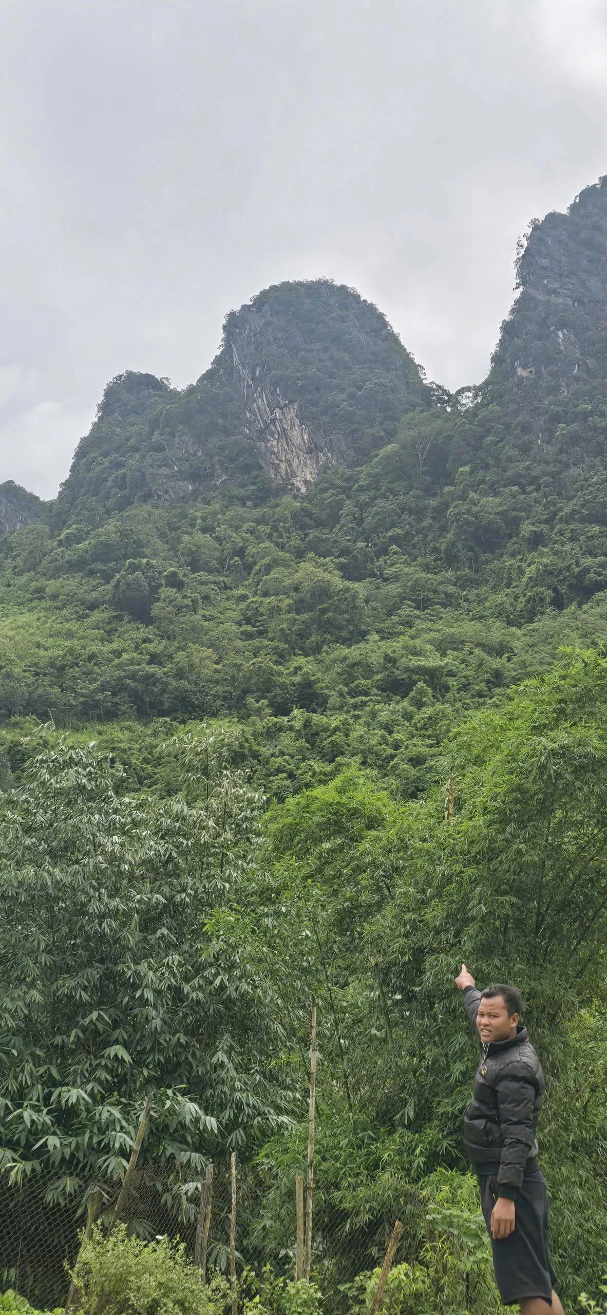 Anh Nguyễn Văn Ân kể lại vụ việc hòn đá đè bẹp chuồng bò - Ảnh: P.P