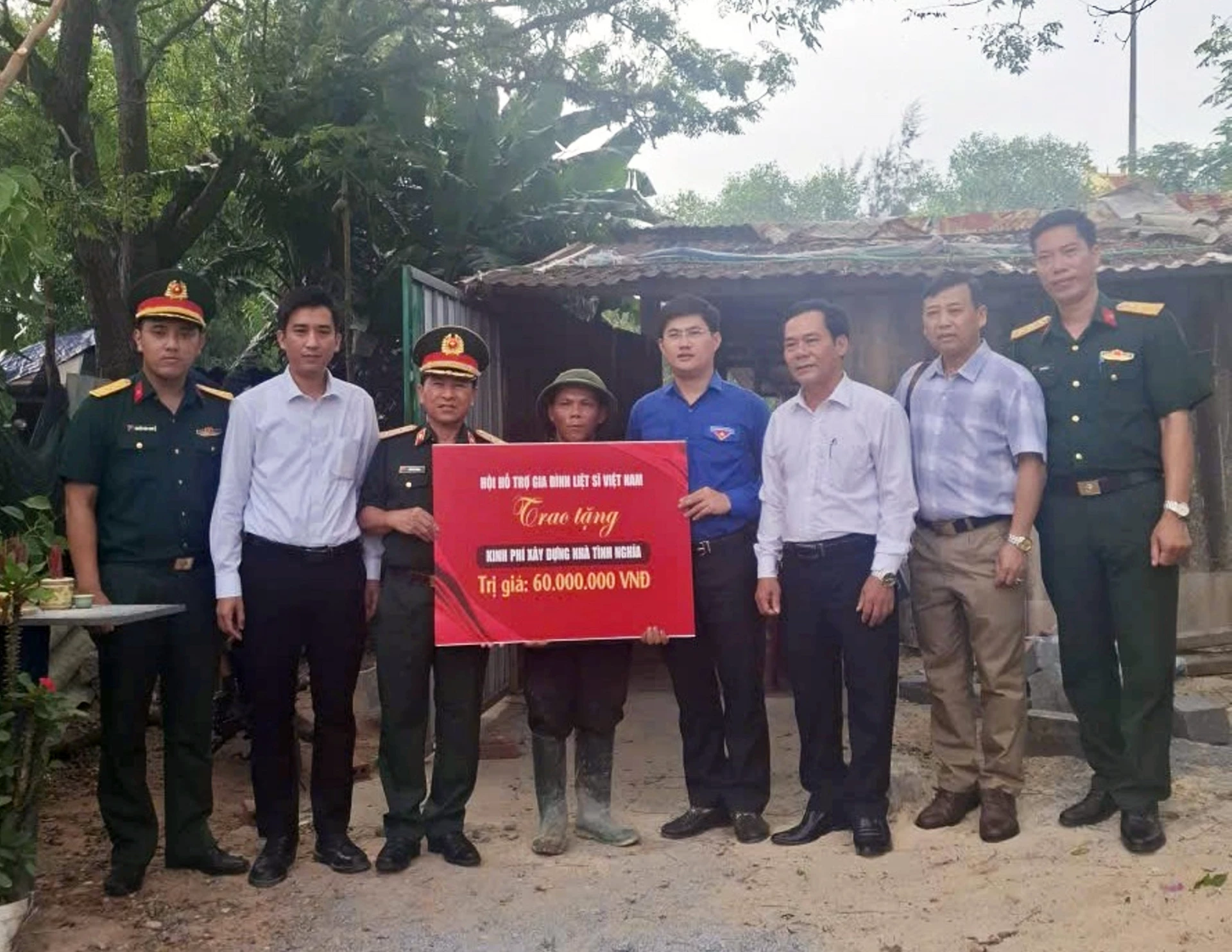 Trao kinh phí hỗ trợ xây dựng nhà ở cho ông Ngô Quang Giang ở thôn Phú Lộc, xã Ninh Châu 