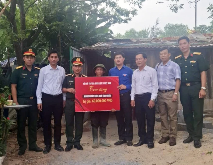 Trao kinh phí hỗ trợ xây dựng nhà ở cho người dân có hoàn cảnh khó khăn