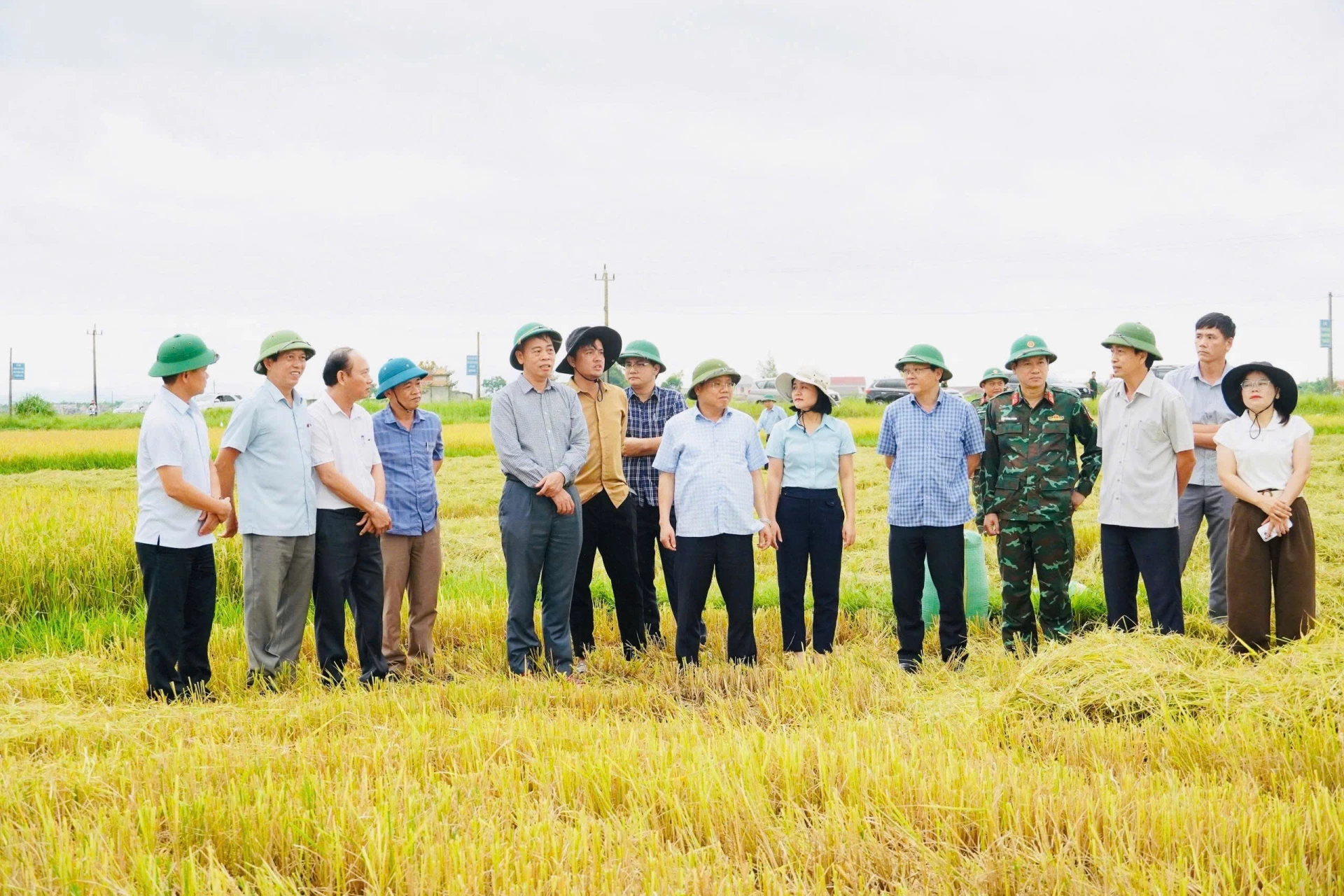 Phó Bí thư Tỉnh uỷ Nguyễn Đăng Quang kiểm tra Hợp tác xã An Cư - Ảnh: M.N