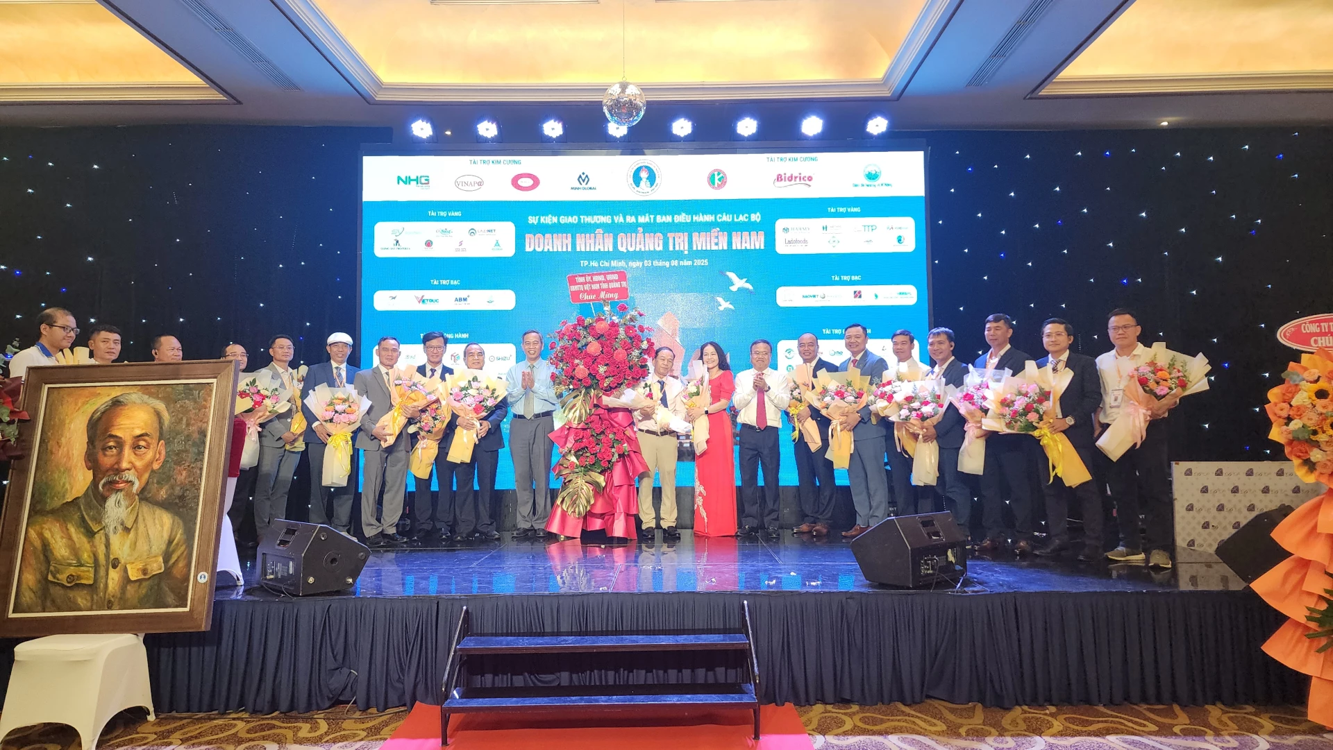 Lãnh đạo tỉnh Quảng Trị tặng hoa chúc mừng CLB Doanh nhân Quảng Trị miền Nam
