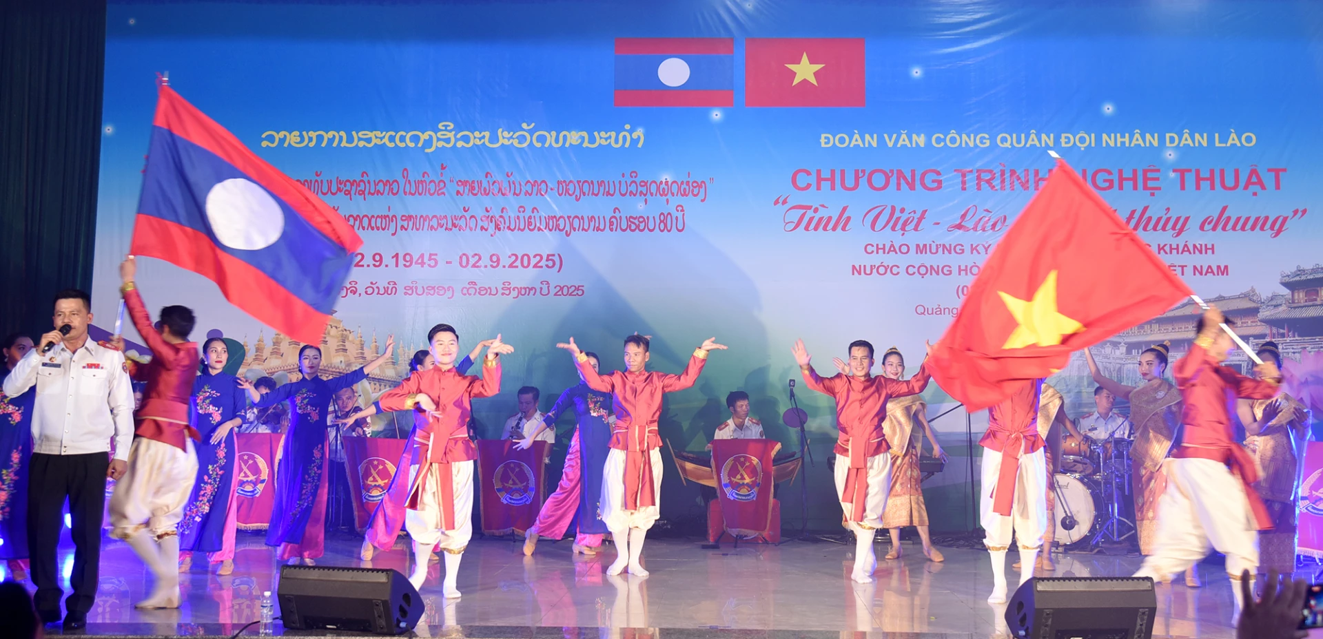Một tiết mục văn nghệ tại đêm giao lưu, biểu diễn của Đoàn văn công Quân đội nhân dân Lào - Ảnh: H.C