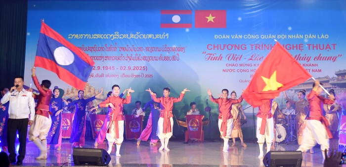 Giao lưu, biểu diễn nghệ thuật ‘Tình Việt-Lào son sắt, thủy chung’