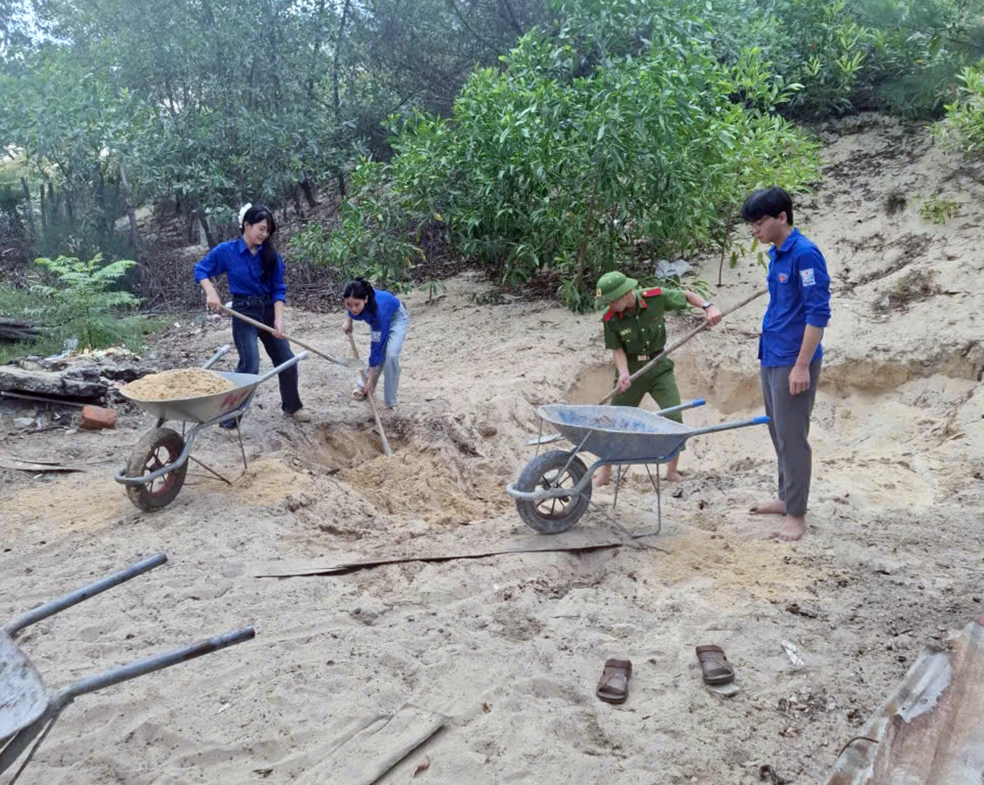 Hỗ trợ ngày công giúp gia đình ông Ngô Quang Giang thực hiện các phần việc để xây dựng nhà ở. 