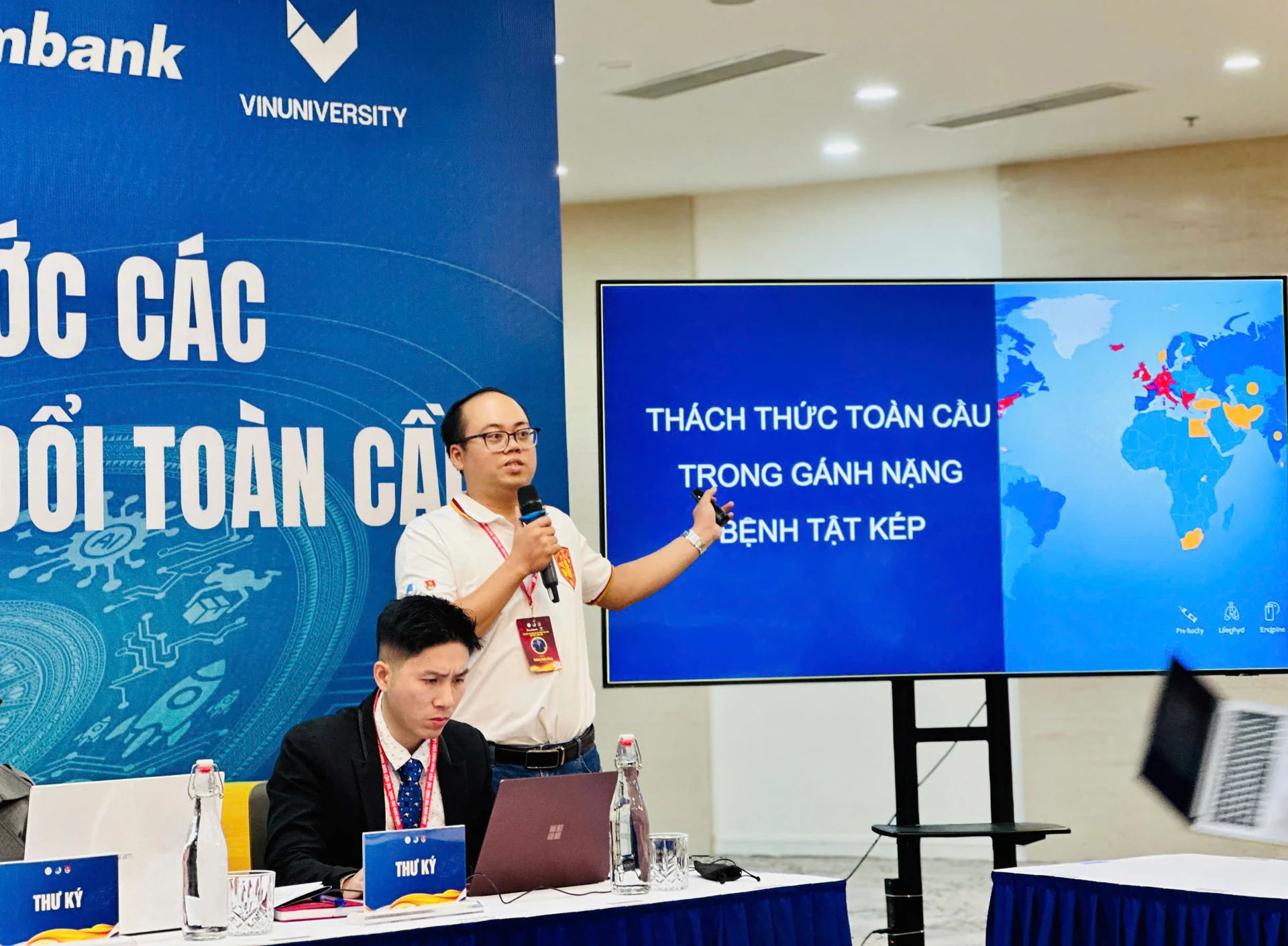 Bác sĩ Hoàng Minh Hùng chia sẻ ý kiến tại diễn đàn - Ảnh: NVCC