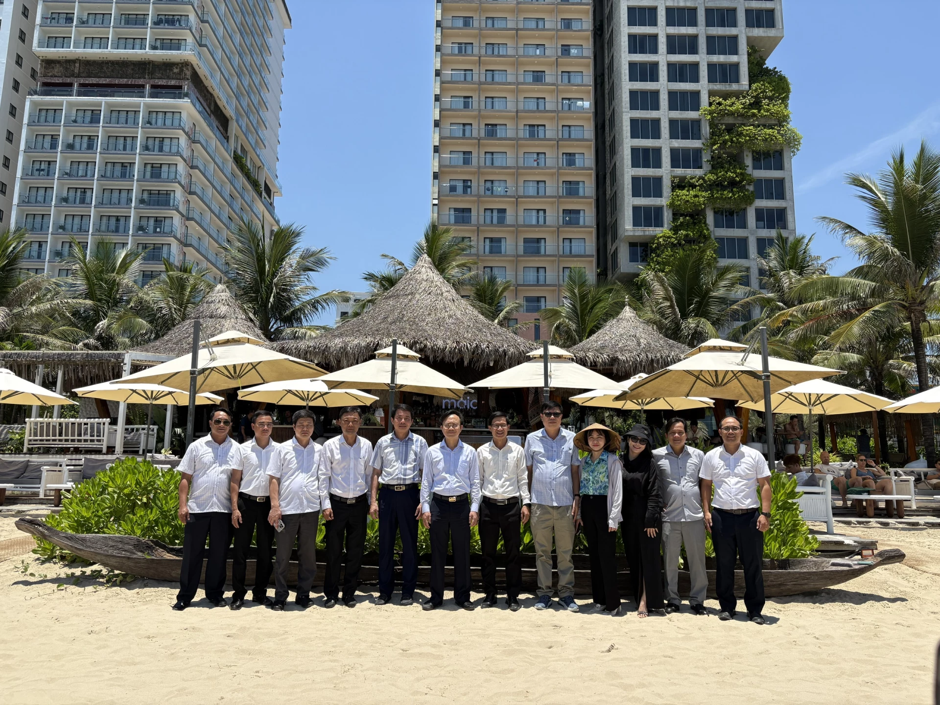 Đoàn công tác chụp ảnh lưu niệm tại khu vực kinh doanh dịch vụ du lịch ven biển thành phố Đà Nẵng. 