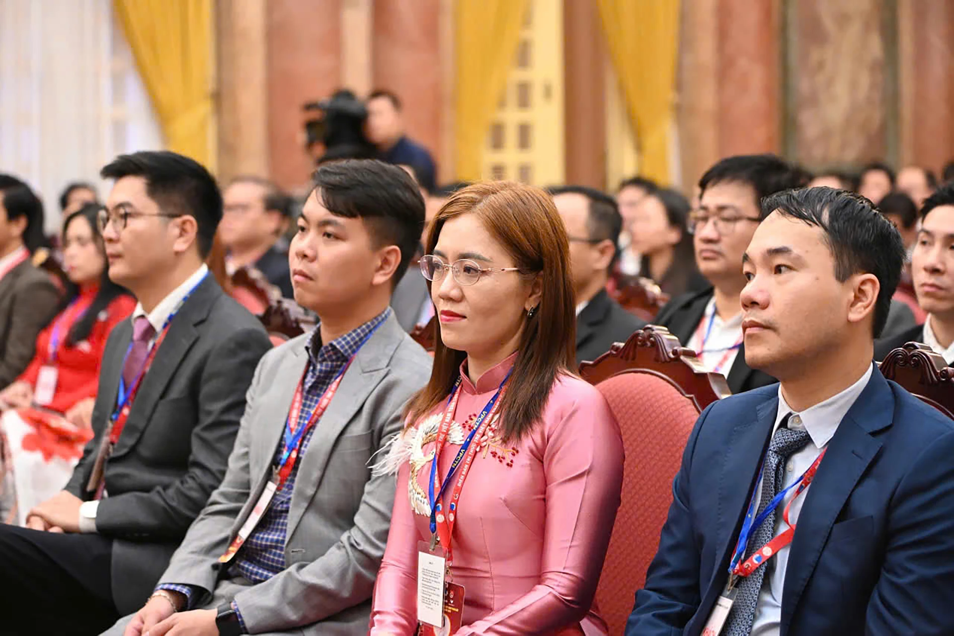 Bác sĩ Bùi Thị Vân Anh (thứ 2 từ phải sang) tham dự diễn đàn - Ảnh: NVCC