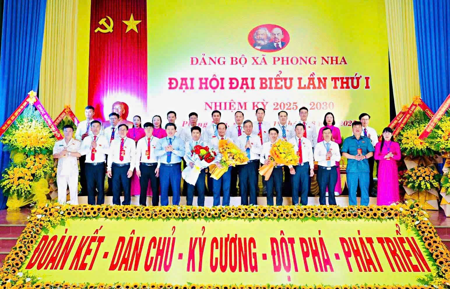 Đồng chí Phó Bí thư Tỉnh ủy, Chủ tịch HĐND tỉnh Nguyễn Đăng Quang và đồng chí Trần Vũ Khiêm, UVBTV Tỉnh ủy, Trưởng Ban Tổ chức Tỉnh ủy tỉnh tặng hoa chúc mừng BCH Đảng bộ xã Phong Nha - Ảnh: M.N