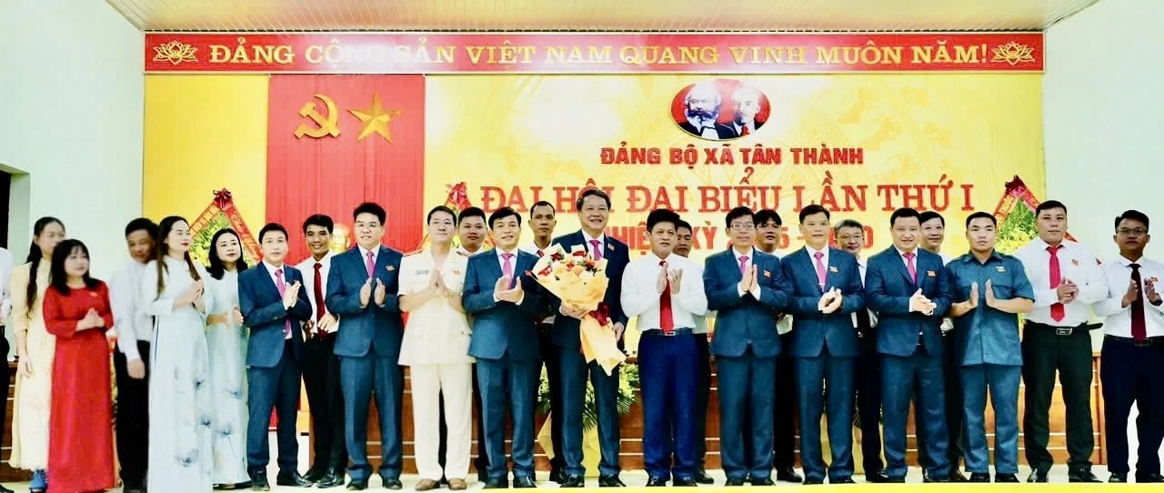 Chánh Văn phòng Tỉnh uỷ Lê Văn Bảo tặng hoa chúc mừng Ban Chấp hành Đảng bộ xã Tân Thành - Ảnh: Đ.A