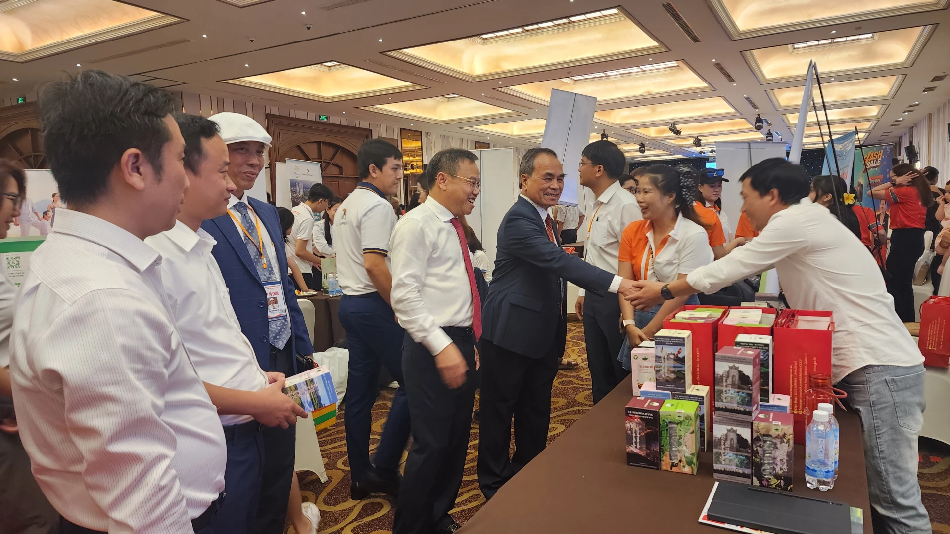 Phó Chủ tịch UBND tỉnh Quảng Trị Lê Đức Tiến cùng các đại biểu tham quan gian hàng tại sự kiện