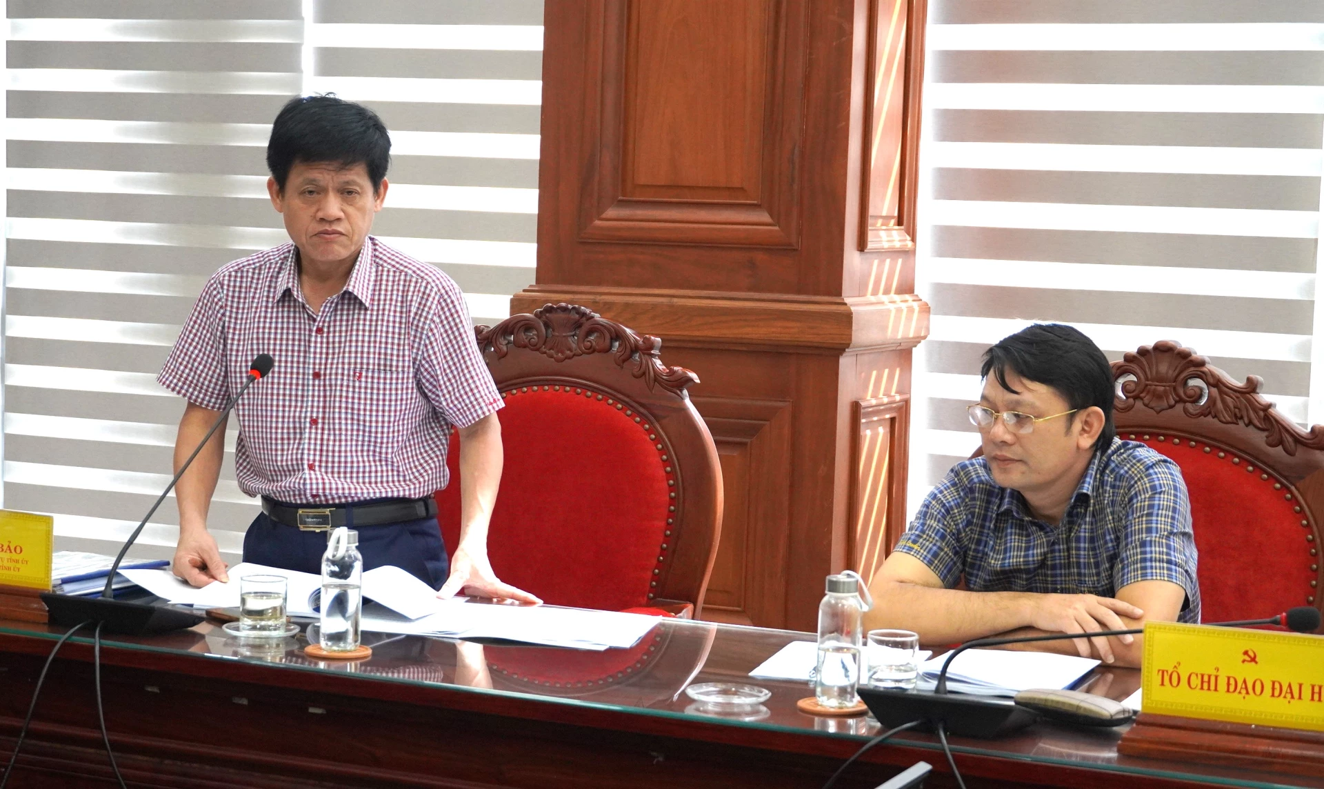 Ủy viên BTV Tỉnh ủy, Chánh văn phòng Tỉnh ủy Lê Văn Bảo phát biểu tại phiên họp - Ảnh: QV