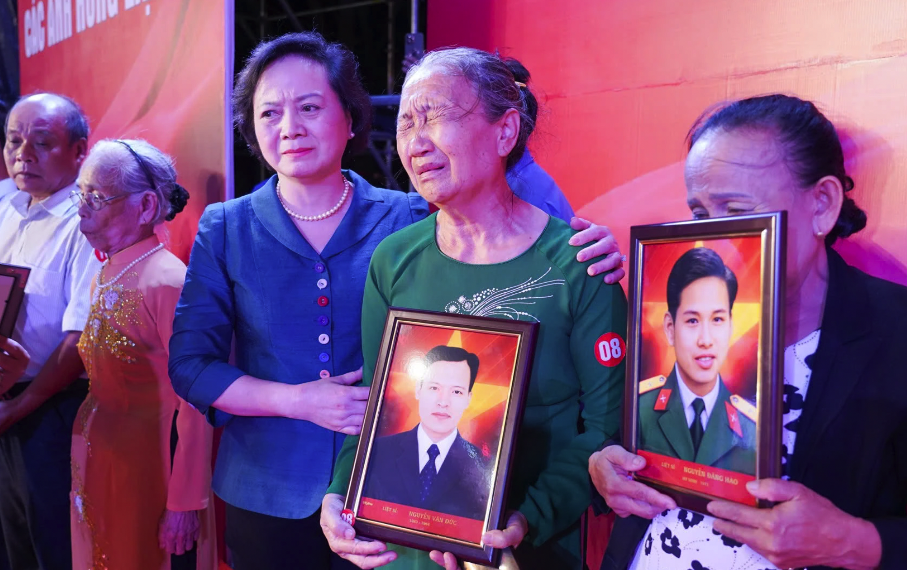 Ủy viên Trung ương Đảng, Phó trưởng Ban Tổ chức Trung ương, Bộ trưởng Bộ Nội vụ Phạm Thị Thanh Trà trao di ảnh liệt sĩ cho các gia đình.