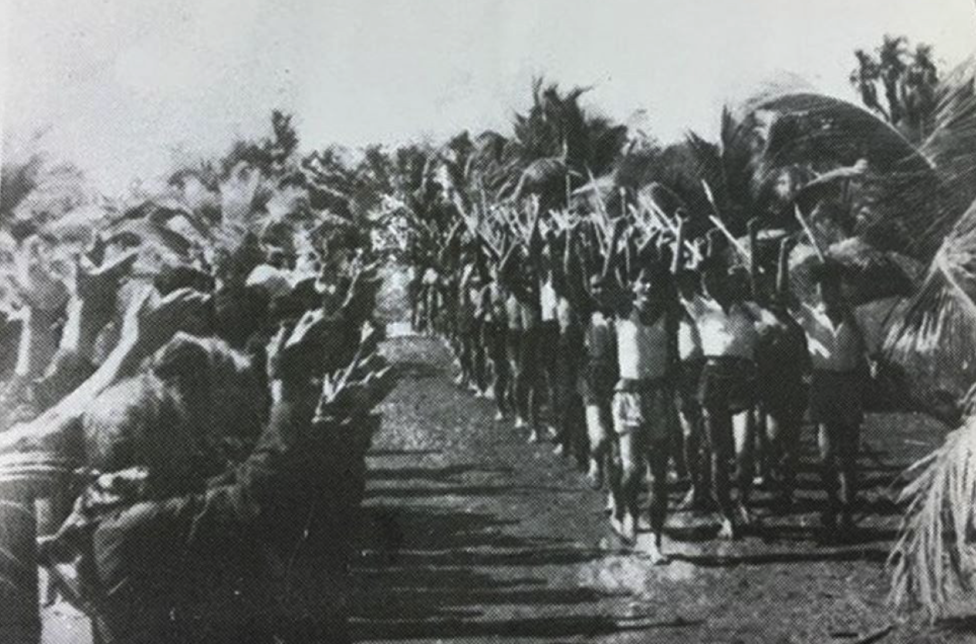 Thanh niên Tiền Phong với tầm vông vạt nhọn ở Nam Bộ năm 1945. (Ảnh tư liệu của hcmcpv.org.vn)