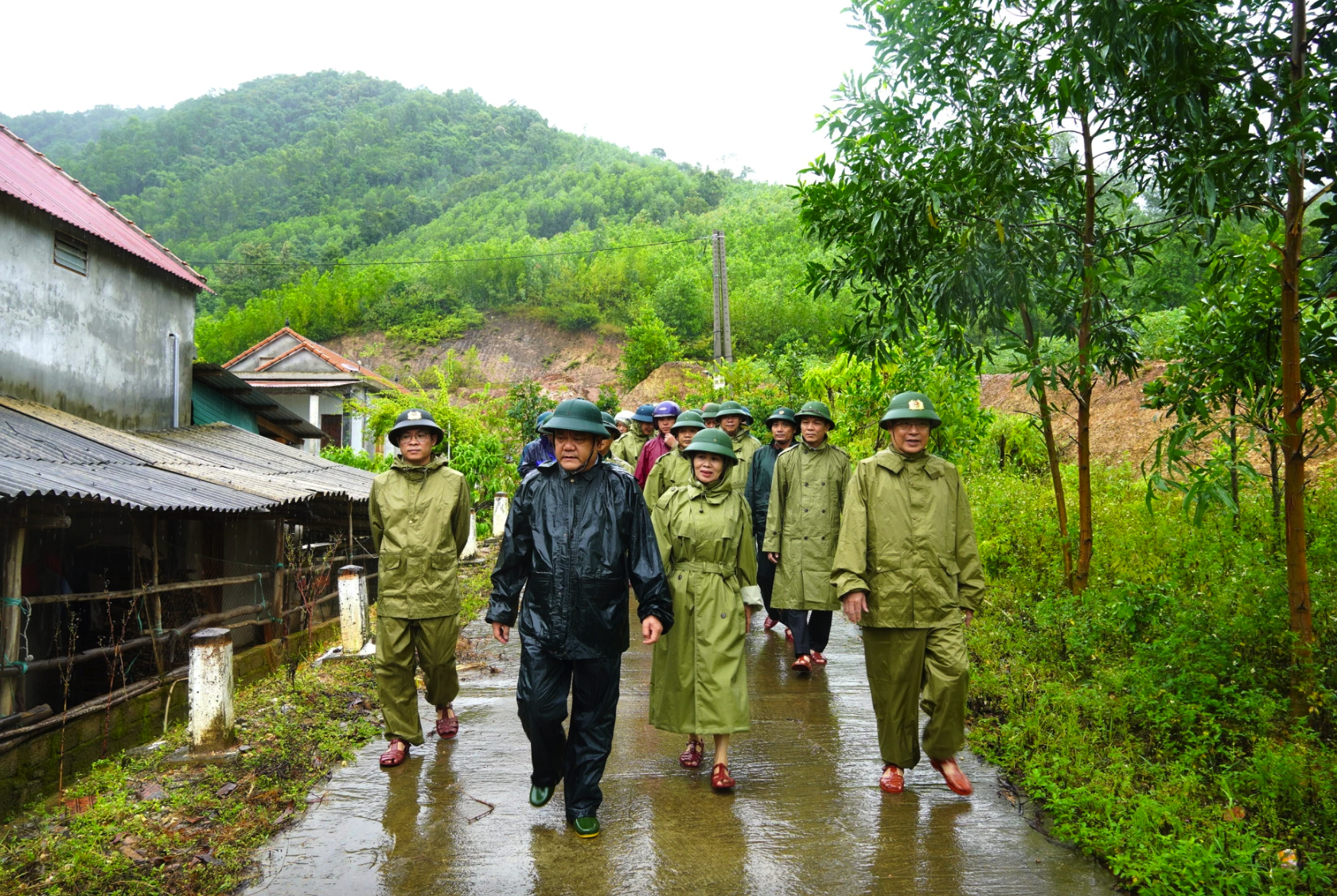Chủ tịch UBND tỉnh kiểm tra điểm có nguy cơ sạt lở ở xóm Ba Cồn, xã Tuyên Phú - Ảnh: Trung Đức