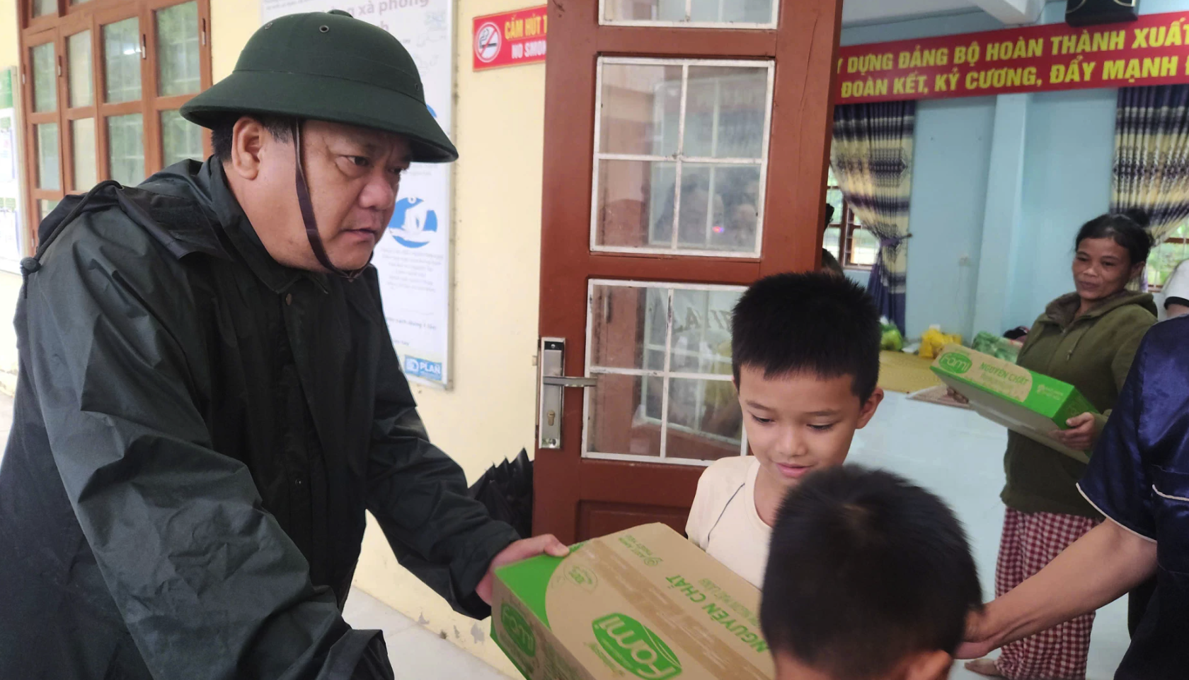 Chủ tịch UBND tỉnh Trần Phong động viên người dân tại điểm sơ tán ở xã Minh Hóa - Ảnh: Trung Đức