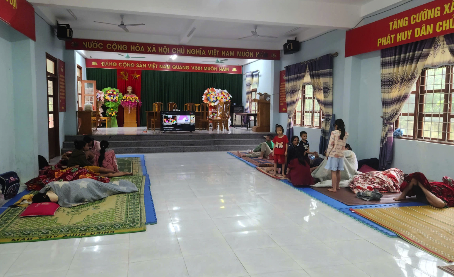 Người dân sinh hoạt tại điểm sơ tán của xã Minh Hóa - Ảnh: Trung Đức