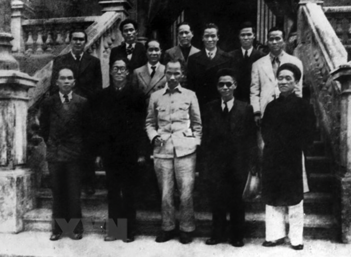 Chủ tịch Hồ Chí Minh và các thành viên Hội đồng Chính phủ Lâm thời nước Việt Nam Dân chủ Cộng hòa ra mắt sau phiên họp đầu tiên, sáng 3/9/1945. 