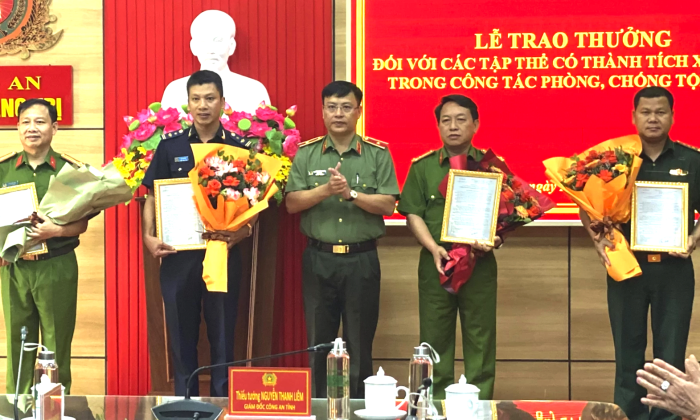 Trao thưởng các tập thể có thành tích xuất sắc trong công tác phòng, chống tội phạm